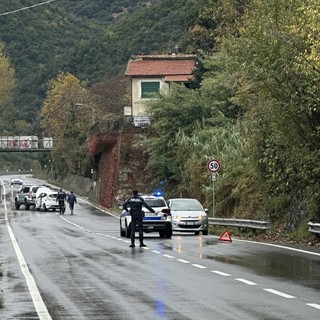 Albisola Superiore, perde il controllo sull’asfalto bagnato: auto contro il guardrail sulla SS 334