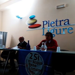 Una foto di una riunione dell'anno scorso del Comitato Acqua Bene Comune a Pietra Ligure
