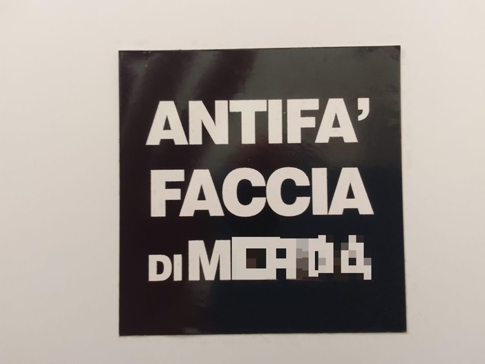 "Antifà faccia di m...a", posizionato un cartello contro l'Anpi nella sede di Carcare "Antifà faccia di m...a", posizionato un cartello contro l'Anpi nella sede di Carcare