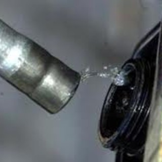 Furti di gasolio ai TIR in autostrada: la Polizia arresta due camionisti