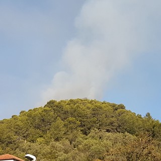Ripartenze continue nell'incendio a Stellanello, continua il lavoro di Vigili del Fuoco e volontari