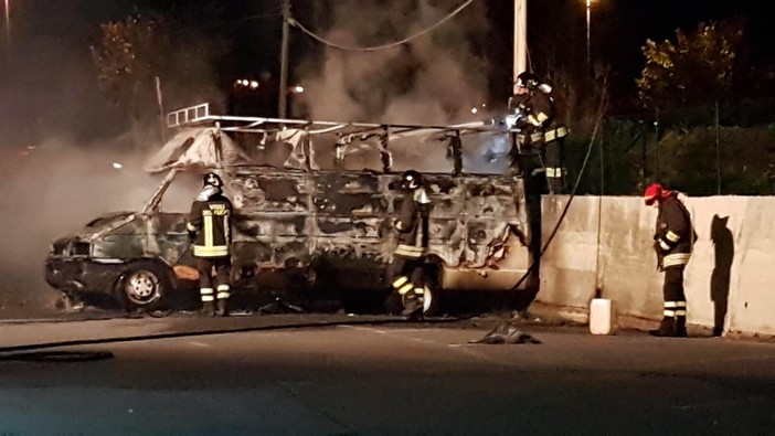 Furgone a fuoco nei pressi della Prealpina di Albenga, intervento dei Vigili del Fuoco FOTO E VIDEO