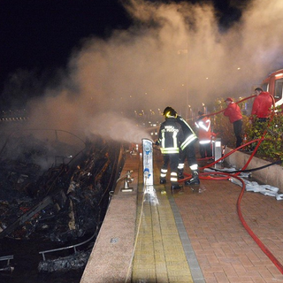 Yacht a fuoco nella Marina di Loano, disposta l'autopsia sulle vittime: domani la tirata in secco dell'imbarcazione