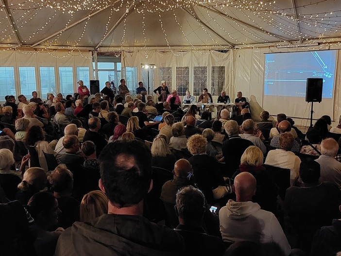 Rigassificatore, il M5S dice no: "Opera estremamente pericolosa, la sicurezza dei cittadini sembra non interessi alla Regione" Rigassificatore, il M5S dice no: "Opera estremamente pericolosa, la sicurezza dei cittadini sembra non interessi alla Regione"