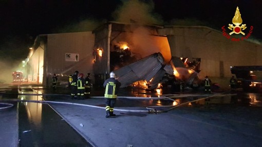Incendio al Ponte Somalia, squadre di vigili del fuoco di Savona stanno operando sul posto