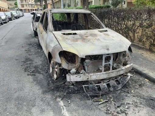 Albisola, incendio in via Sisto IV: 4 auto bruciate (FOTO e VIDEO) Albisola, incendio in via Sisto IV: 4 auto bruciate (FOTO e VIDEO)