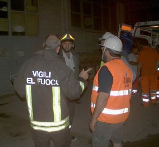 Pietra: cassonetti incendiati in piazza XX Settembre Pietra: cassonetti incendiati in piazza XX Settembre