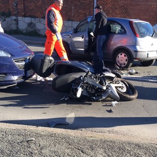 Auto contro moto, incidente a Savona nei pressi del centro commerciale Le Officine