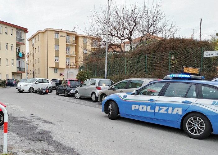 Savona, incidente in via Barbiani, scontro tra un'auto e uno scooter