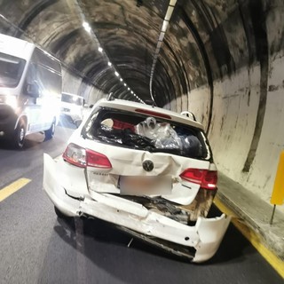 Scontro tra due auto in A10 in galleria tra Finale e Pietra: un ferito in codice giallo al Santa Corona (FOTO)