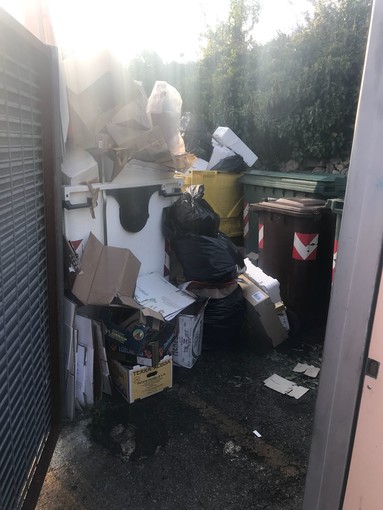 Isole ecologiche a Verezzi: smaltiti i rifiuti accumulati Isole ecologiche a Verezzi: smaltiti i rifiuti accumulati