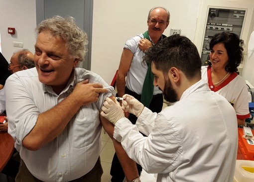 L'immagine del Dott. Eugenio Porfido, Direttore Generale di Asl 2 mentre si fa vaccinare