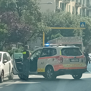 Scontro tra una moto e uno scooter in corso Vittorio Veneto a Savona: un giovane in codice giallo