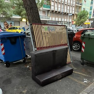 Savona, ingombranti abbandonati in Corso Tardy&amp;Benech. Scaramuzza (Lega): "Situazione peggiorata, aspettiamo con l'ansia l'arrivo del 'messia' Sea-S"