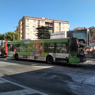 Bus in fiamme a Savona, i sindacati: "Confermata la grave carenza manutentiva: siamo preoccupati"