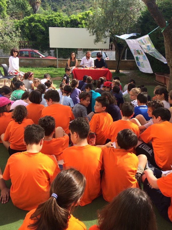 Ultimo giorno di scuola per i bambini a Cisano sul Neva, una scuola a stretto contatto con il territorio