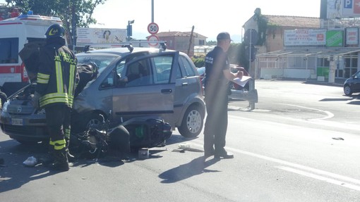 Ceriale: scontro tra vettura e scooter alla rotonda del Famila, un ferito