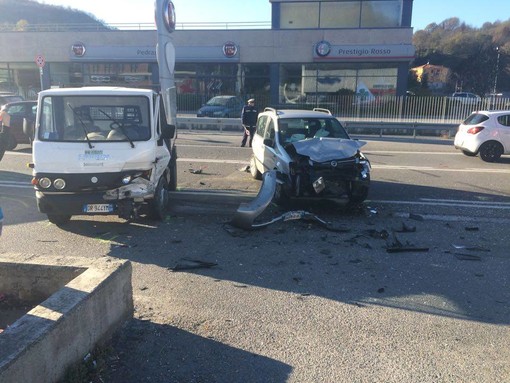 Scontro tra vetture a Cairo Montenotte in corso Brigate Partigiane