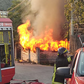Finale, incendio in un deposito attrezzi: Vigili del fuoco in azione a Bracciale Finale, incendio in un deposito attrezzi: Vigili del fuoco in azione a Bracciale