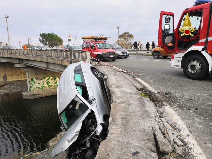 Tragedia sfiorata a Cogoleto: auto rimane appesa al guardrail sospesa nel vuoto (FOTO e VIDEO) Tragedia sfiorata a Cogoleto: auto rimane appesa al guardrail sospesa nel vuoto (FOTO e VIDEO)