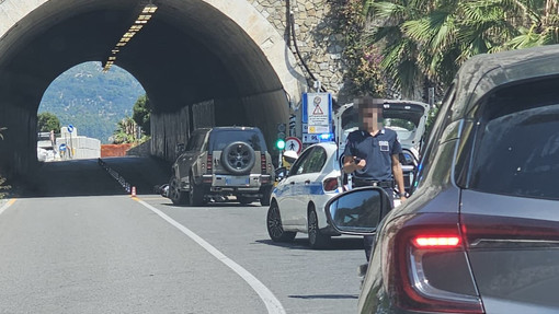 Finale, incidente al semaforo di Capo San Donato sull'Aurelia; ferita una persona a bordo di uno scooter Finale, incidente al semaforo di Capo San Donato sull'Aurelia; ferita una persona a bordo di uno scooter