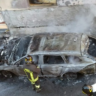 Noli, a fuoco due auto vicino ad un condominio: intervento dei vigili del fuoco (FOTO)