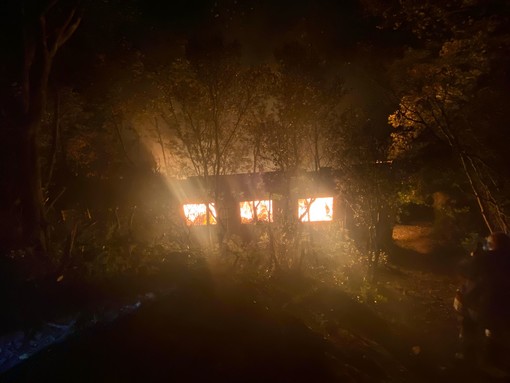 Il rogo del capanno nei pressi dell'eremo di Capo Noli a fuoco. Sotto: l'edificio come si presentava Il rogo del capanno nei pressi dell'eremo di Capo Noli a fuoco. Sotto: l'edificio come si presentava