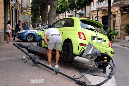 Auto contro lampione, incidente ad Albenga: sul posto vigili del fuoco e Polizia Stradale (FOTO)