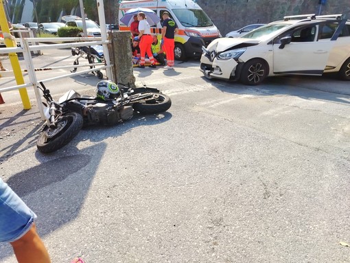 Albissola, scontro auto-moto sulla via Aurelia: soccorsi mobilitati, traffico in tilt Albissola, scontro auto-moto sulla via Aurelia: soccorsi mobilitati, traffico in tilt