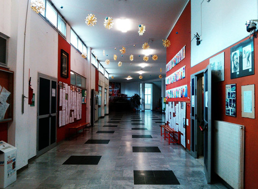 Ridotte da cinque a quattro le prime alla scuola "Aycardi-Ghiglieri" di Finale. La paura dei prof: "Rischiamo le classi pollaio" Ridotte da cinque a quattro le prime alla scuola "Aycardi-Ghiglieri" di Finale. La paura dei prof: "Rischiamo le classi pollaio"