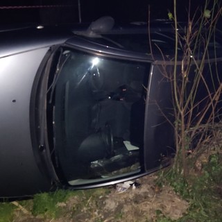 Auto si ribalta e finisce fuori strada a Verzi di Loano: una persona incastrata