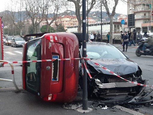 Savona: auto si ribalta tra via Aglietto e corso Ricci Savona: auto si ribalta tra via Aglietto e corso Ricci