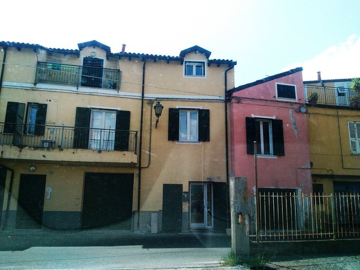 Una lettrice: "Che fine ha fatto lo specchio davanti alle poste di Leca d'Albenga?"