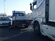Incidente in via del Cristo ad Albenga, Mercedes si incastra tra un camion e un muretto