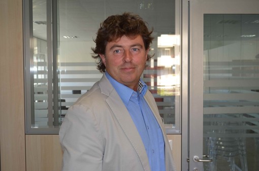 Andora: una mostra di quadri nei negozi sfitti di via Caboto