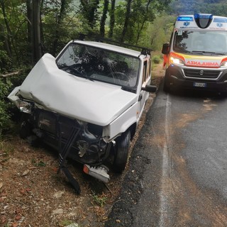 Incidente a Toirano, auto esce di strada in località Salto del Lupo: un ferito (FOTO)