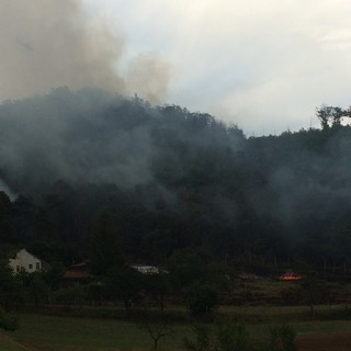 Grosso incendio a Cairo Montenotte località Bragno, elicottero e canadair in azione (VIDEO)