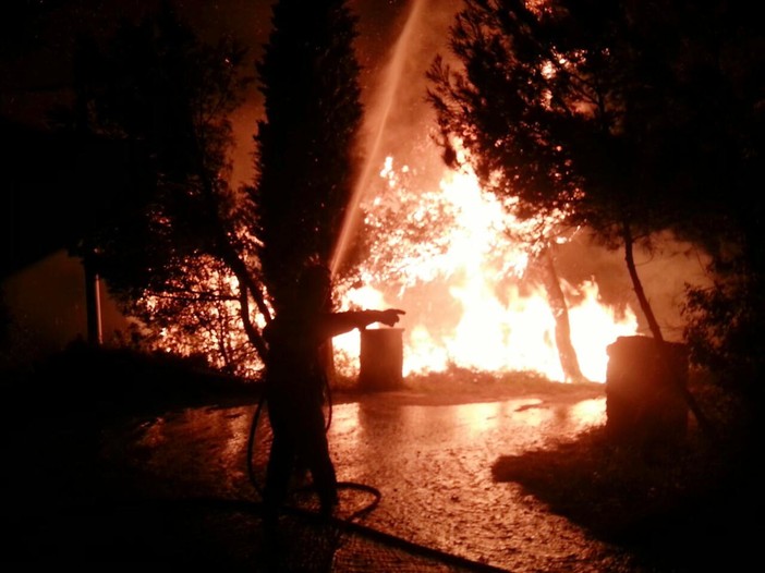Il devastante incendio lambisce Andora: notte, di paura, con la mattina riprenderanno gli interventi aerei (copia 1) Il devastante incendio lambisce Andora: notte, di paura, con la mattina riprenderanno gli interventi aerei (copia 1)