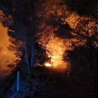 Continua ad essere monitorato l'incendio sulle alture finalesi