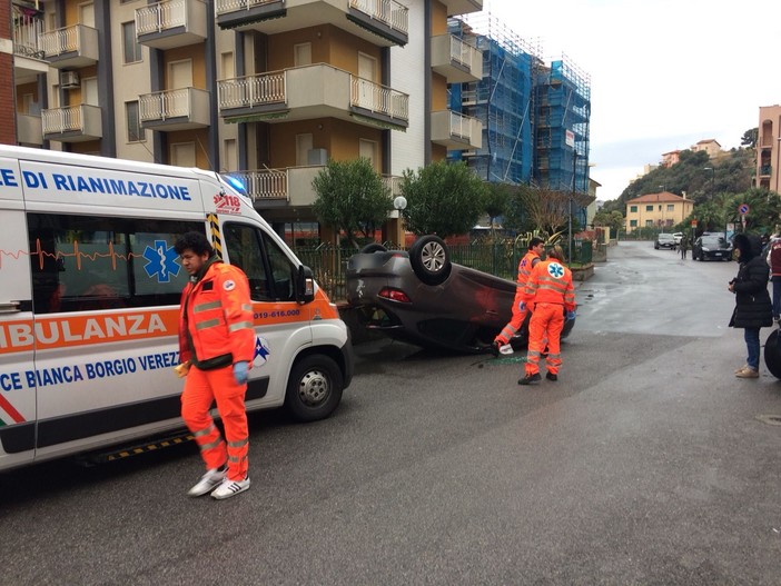 Pietra Ligure, auto si cappotta in via Soccorso (FOTO e VIDEO) Pietra Ligure, auto si cappotta in via Soccorso (FOTO e VIDEO)