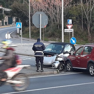 Savona, scontro tra auto in largo G. de Meo: due codici gialli al San Paolo (FOTO e VIDEO)