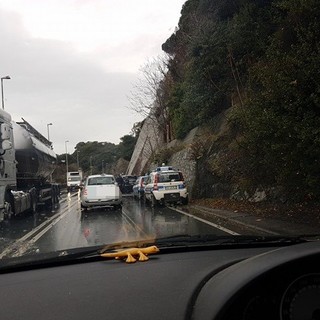 Tamponamento sull'Aurelia tra Albissola e Savona: traffico paralizzato (FOTO)