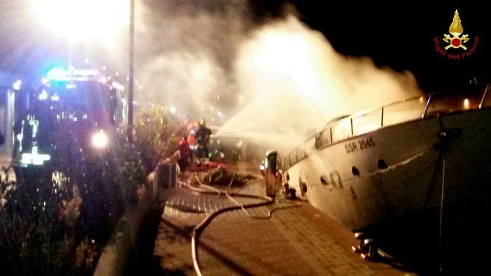 Incendio yacht alla Marina di Loano: tre morti e una sopravvissuta (FOTO e VIDEO)