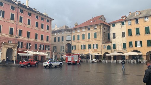 Finale, denso fumo da un tetto nel centro storico di Marina. Intervento dei Vigili del fuoco (FOTO e VIDEO) Finale, denso fumo da un tetto nel centro storico di Marina. Intervento dei Vigili del fuoco (FOTO e VIDEO)