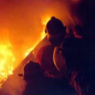 Incendi, brucia il tetto, 10 persone fuori casa a Nasino