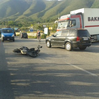 Cisano sul Neva, camion non rispetta lo stop e provoca scontro tra un'auto e uno scooter