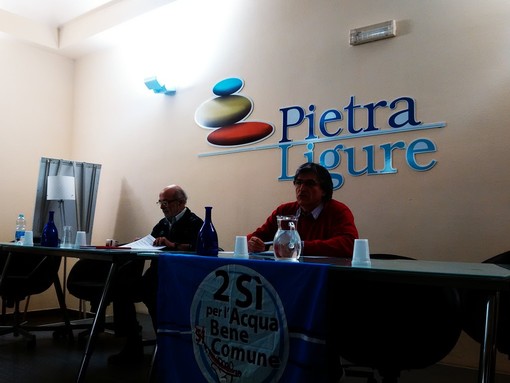 Una foto di una riunione dell'anno scorso del Comitato Acqua Bene Comune a Pietra Ligure