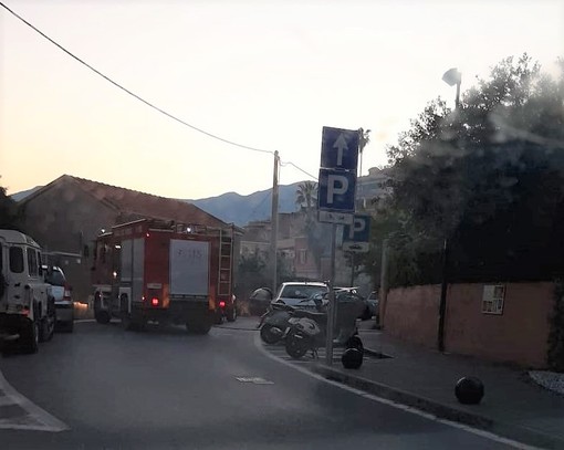 Borgio, principio d'incendio in un terreno agricolo: intervento dei vigili del fuoco Borgio, principio d'incendio in un terreno agricolo: intervento dei vigili del fuoco