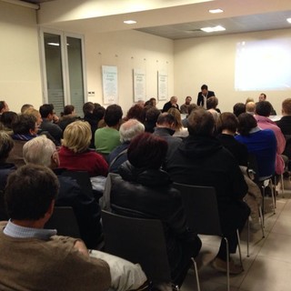 Leca d'Albenga, sala gremita per il dibattito sul progetto della nuova area crematoria