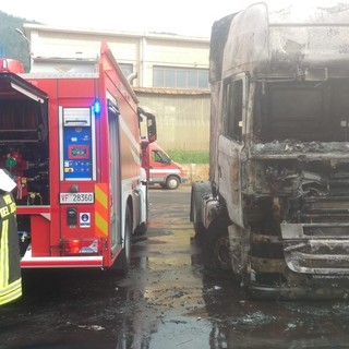 Camion in fiamme ad Altare: intervento dei vigili del fuoco
